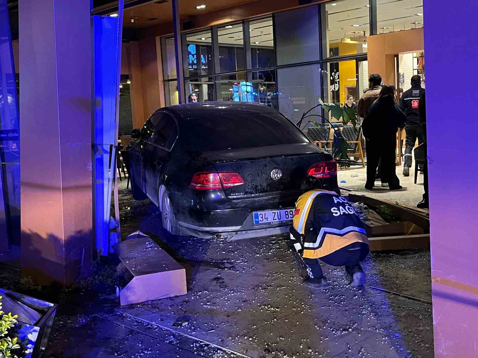 Bakırköy’de kontrolden çıkan araç kafeye daldı: 6 yaralı
