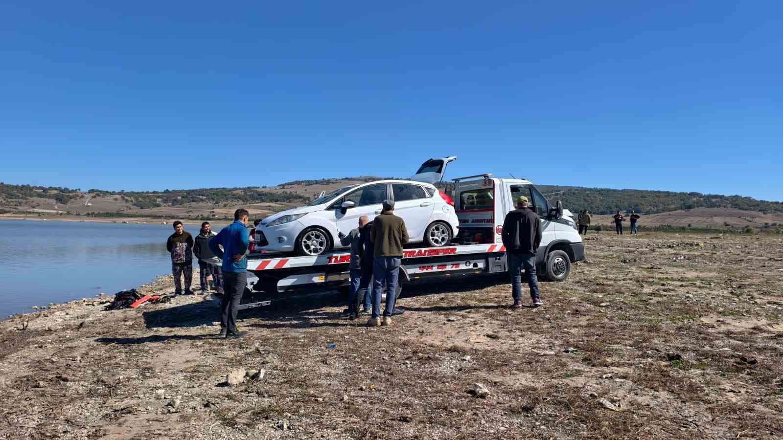 Balık tutmaya gittikleri baraja araçları düştü
