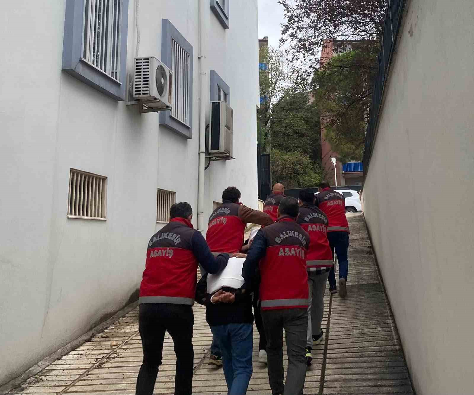 Balıkesir polisi üst üste operasyonlarla cinayeti aydınlattı
