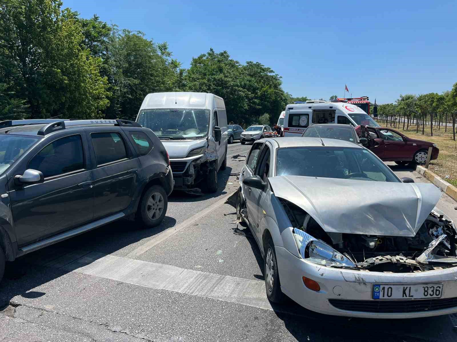 Balıkesir’de 6 araç zincirleme kaza yaptı; 2 yaralı
