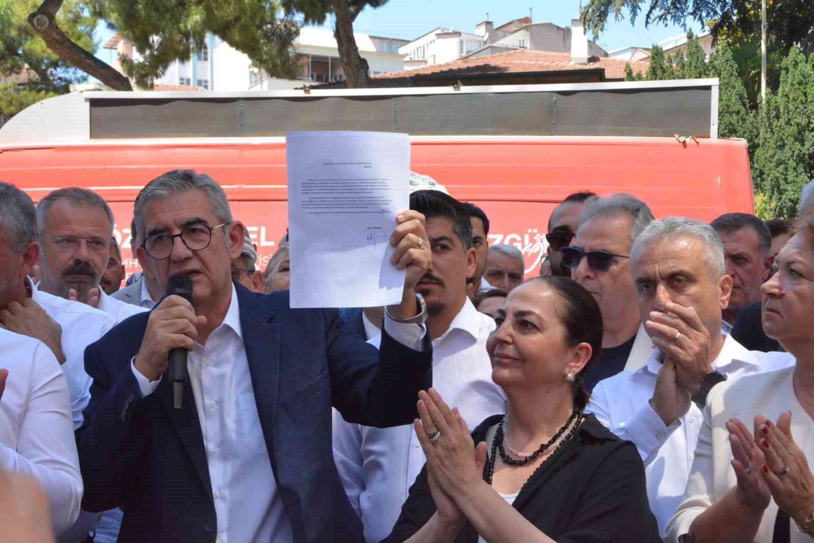 Balıkesir’de CHP’den toplu istifa: İl başkanı, 20 ilçe başkanı ve 12 belediye başkanı istifa ederek Yeni Parti’ye geçti
