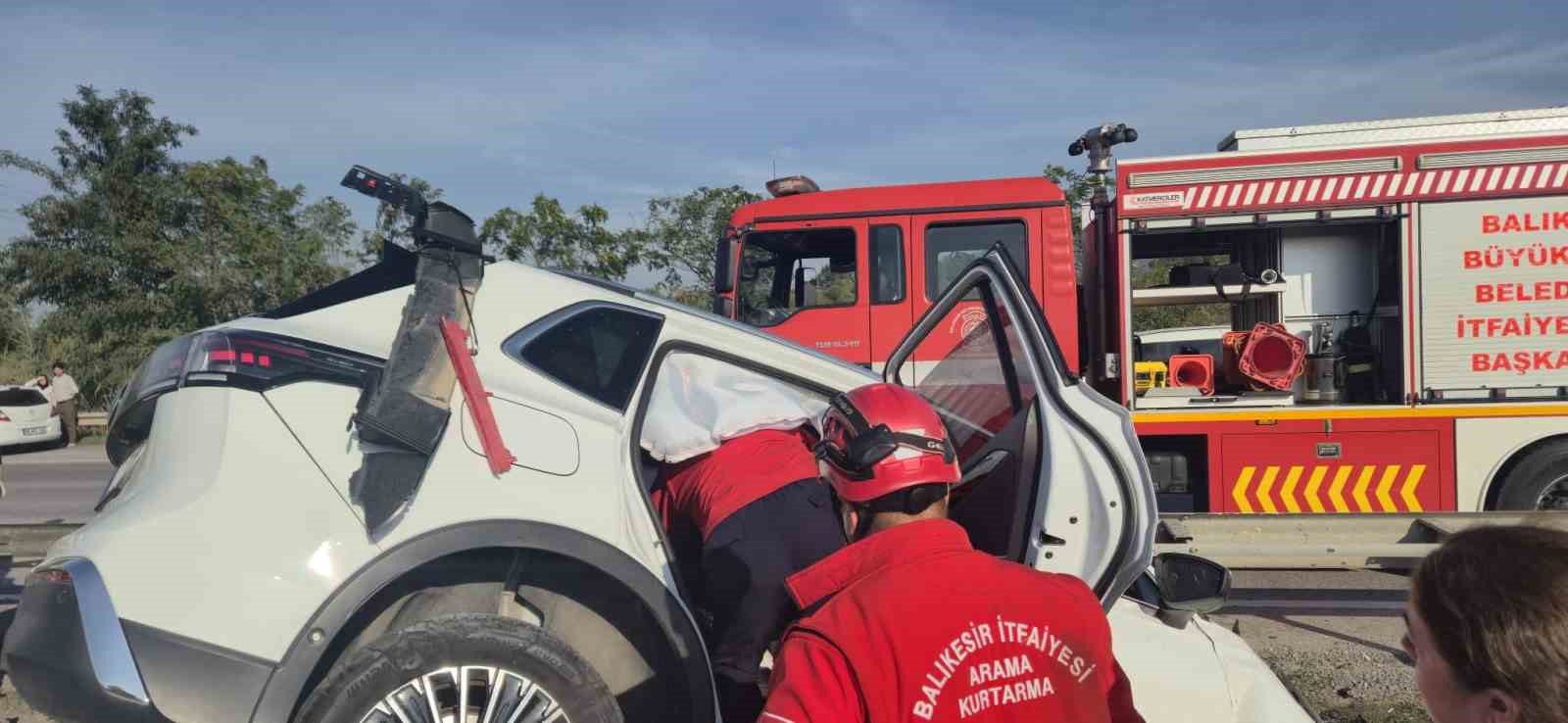 Balıkesir’de otomobil bariyerlere çarptı: 2 yaralı
