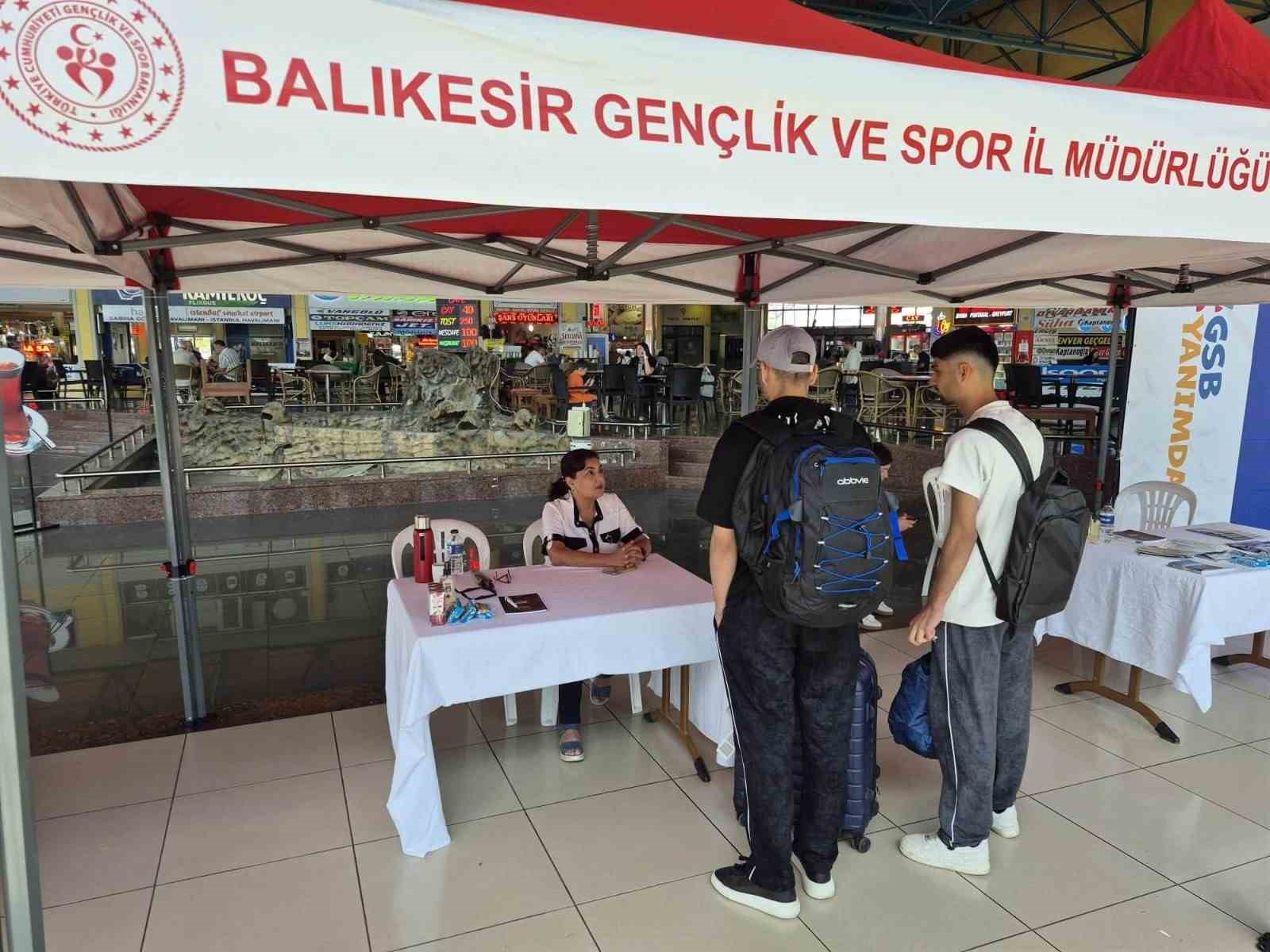 Balıkesir’de üniversite öğrencileri terminalde karşılandı
