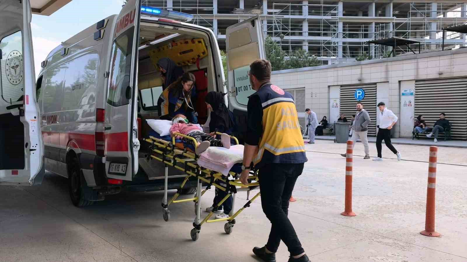 Balkonda başına mermer düşen çocuk ağır yaralandı
