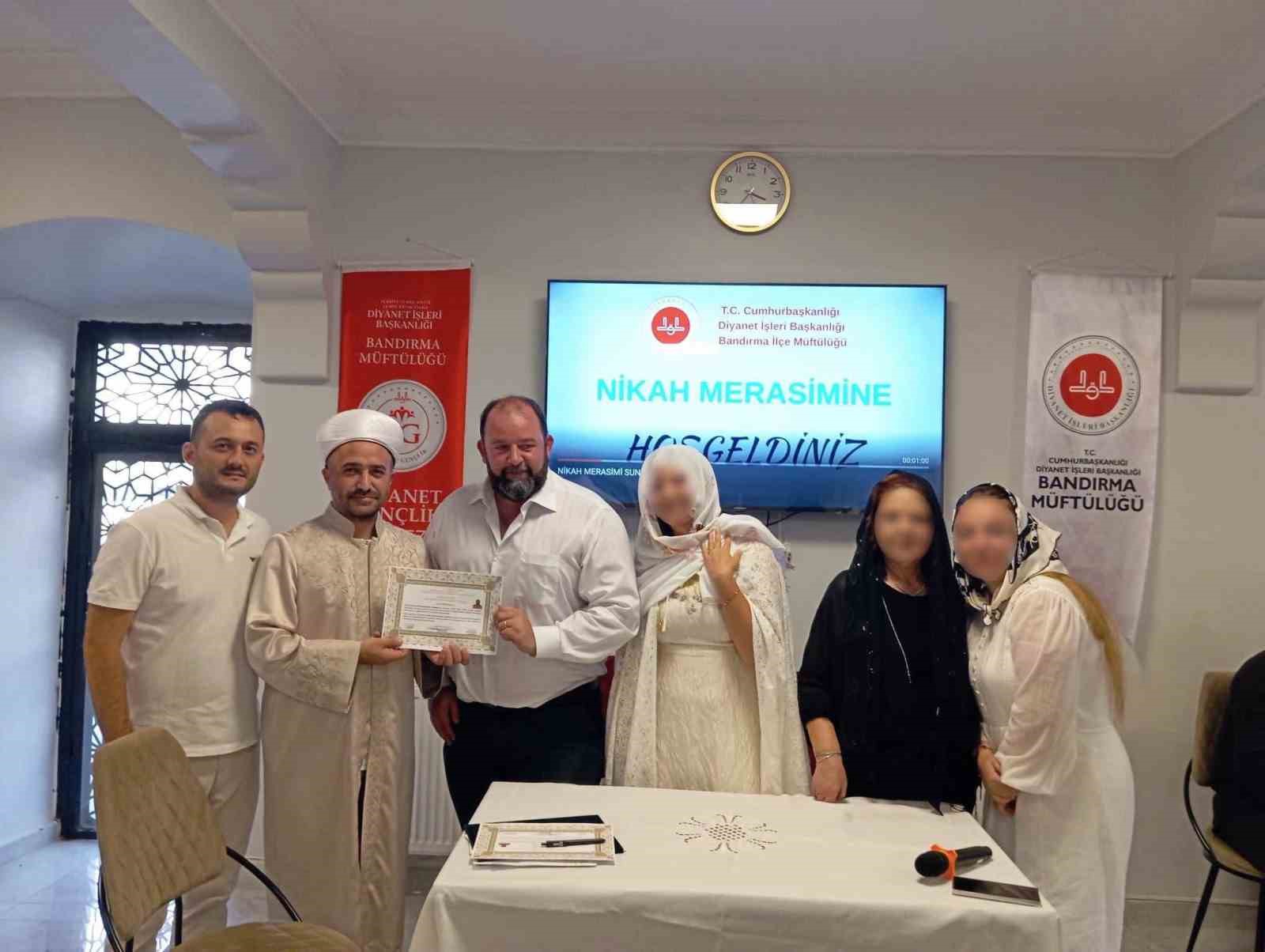 Bandırma’da Müslüman olan yabancı uyruklu vatandaş için nikah merasimi düzenlendi
