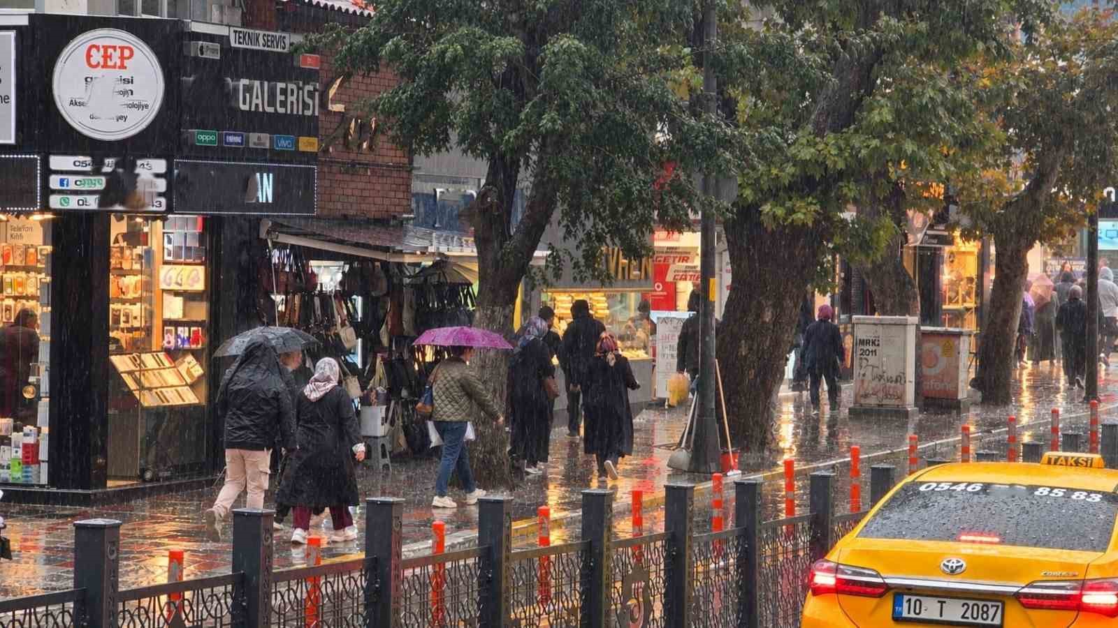 Bandırma’da sağanak yağış etkili oldu

