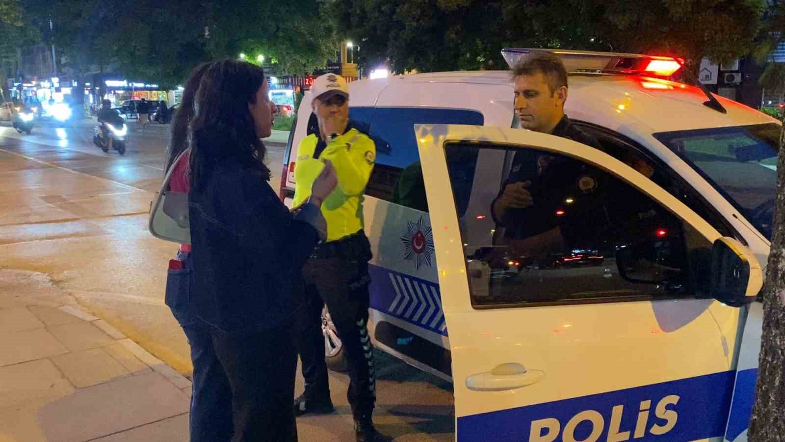 Bankamatikte unutulan parayı görüp polise teslim etti
