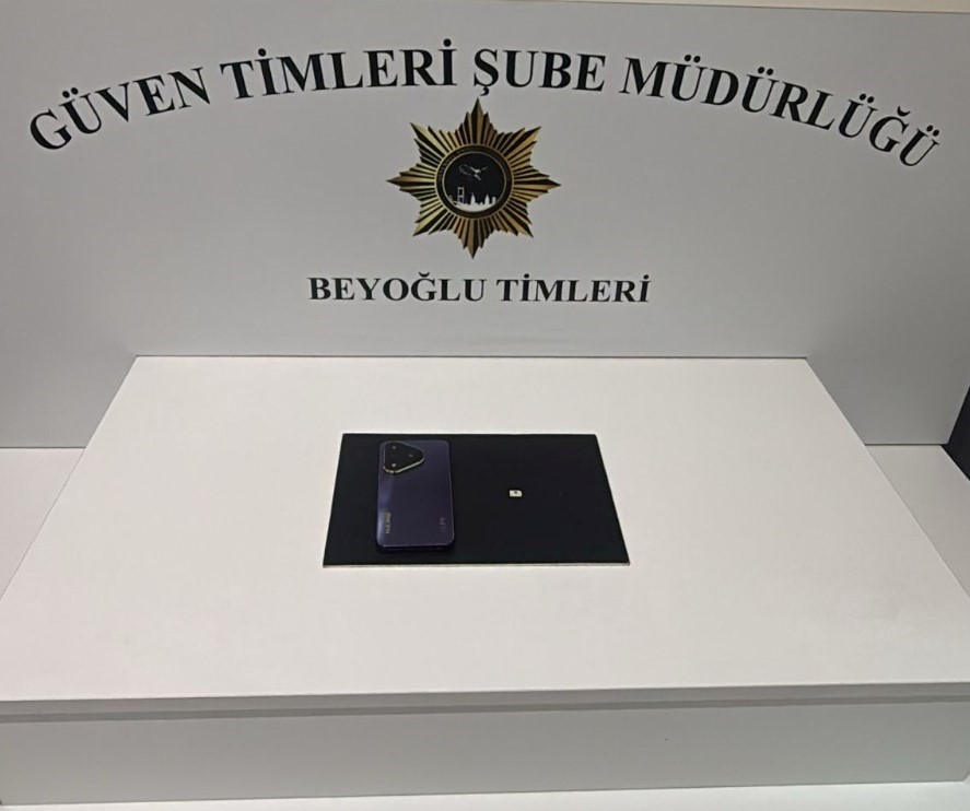 Bankta unutulan cep telefonunu çaldı
