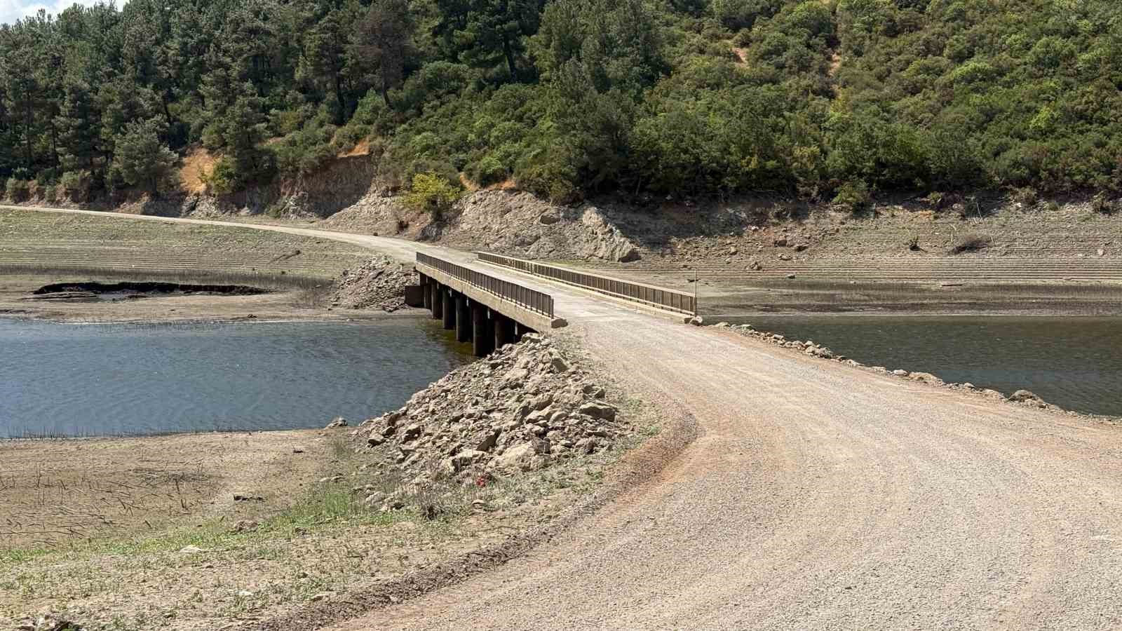 Baraj suları çekildi, köprü ulaşıma açıldı
