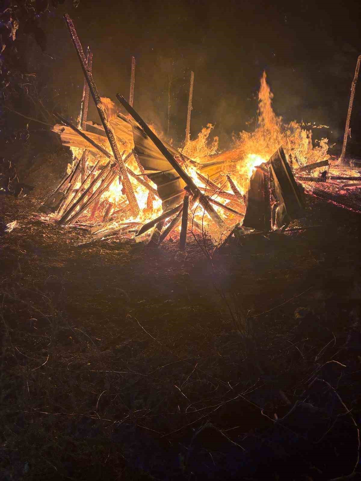 Baraka yangını korkuttu
