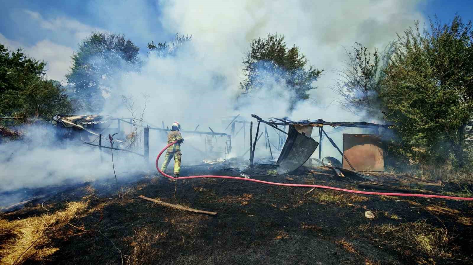 Barakaya sıçrayan yangın itfaiye ekiplerini harekete geçirdi
