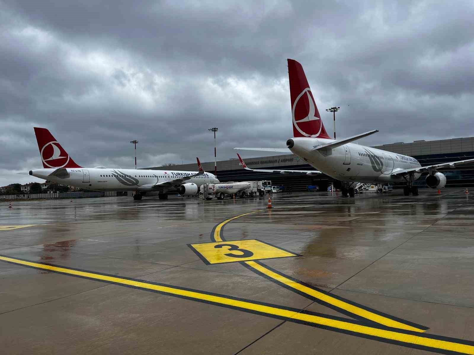 Barselona ve Çukurova’dan gelen yolcu uçakları Çanakkale Havalimanı’na iniş yaptı
