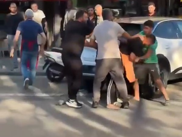 Başakşehir’de esnaf ile motosikletli kurye birbirine girdi: Önlüklerini çıkarmadan yumruklarla saldırdılar
