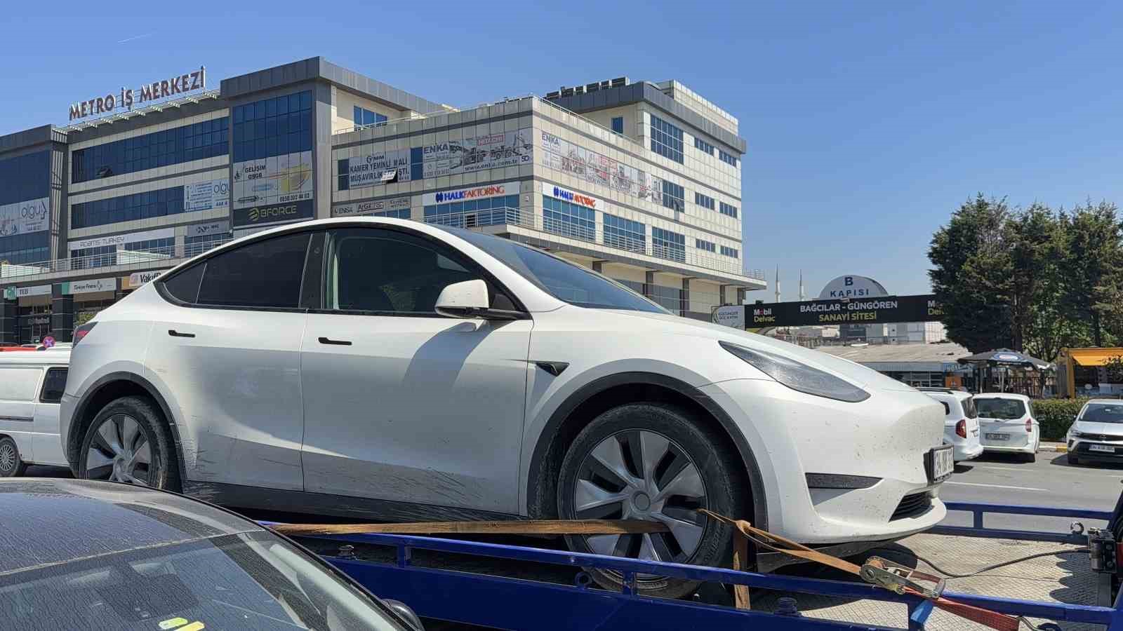 Başakşehir’de park ettiği aracından inerken silahlı saldırıya uğradı
