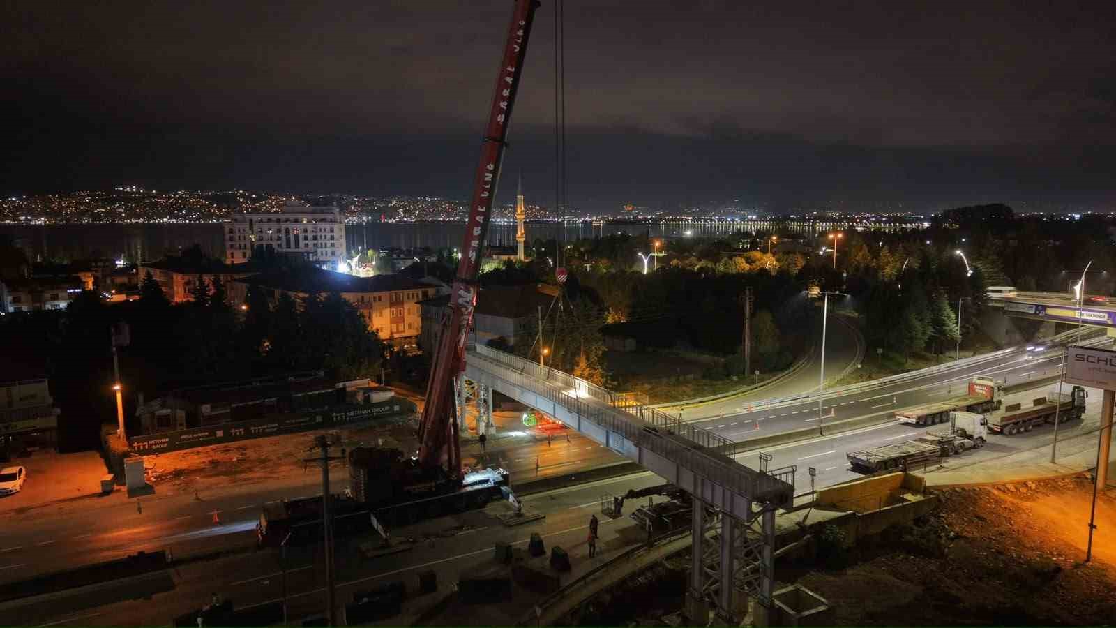 Başiskele Kavşağı’nda 80 tonluk tabliye gece operasyonuyla yerine konuldu
