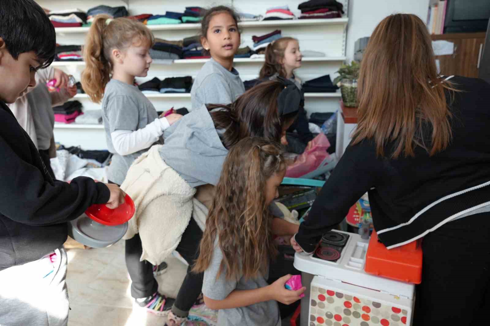 Başiskele’de ilkokul öğrencilerinden Hayır Çarşısı’na bağış
