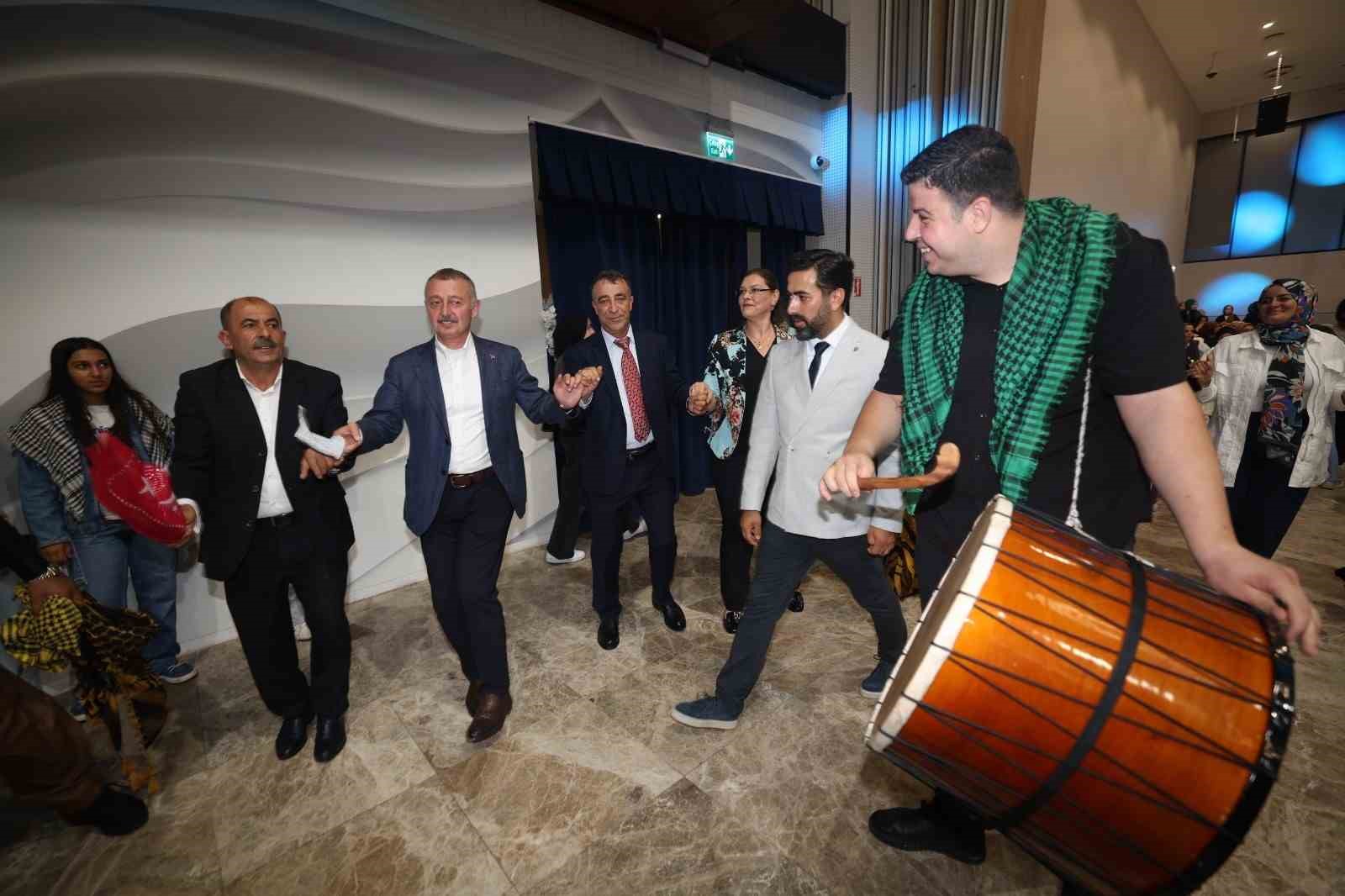 Başkan Büyükakın, Vanlıların halayına katıldı: "Biz birlikte Türkiye’yiz"
