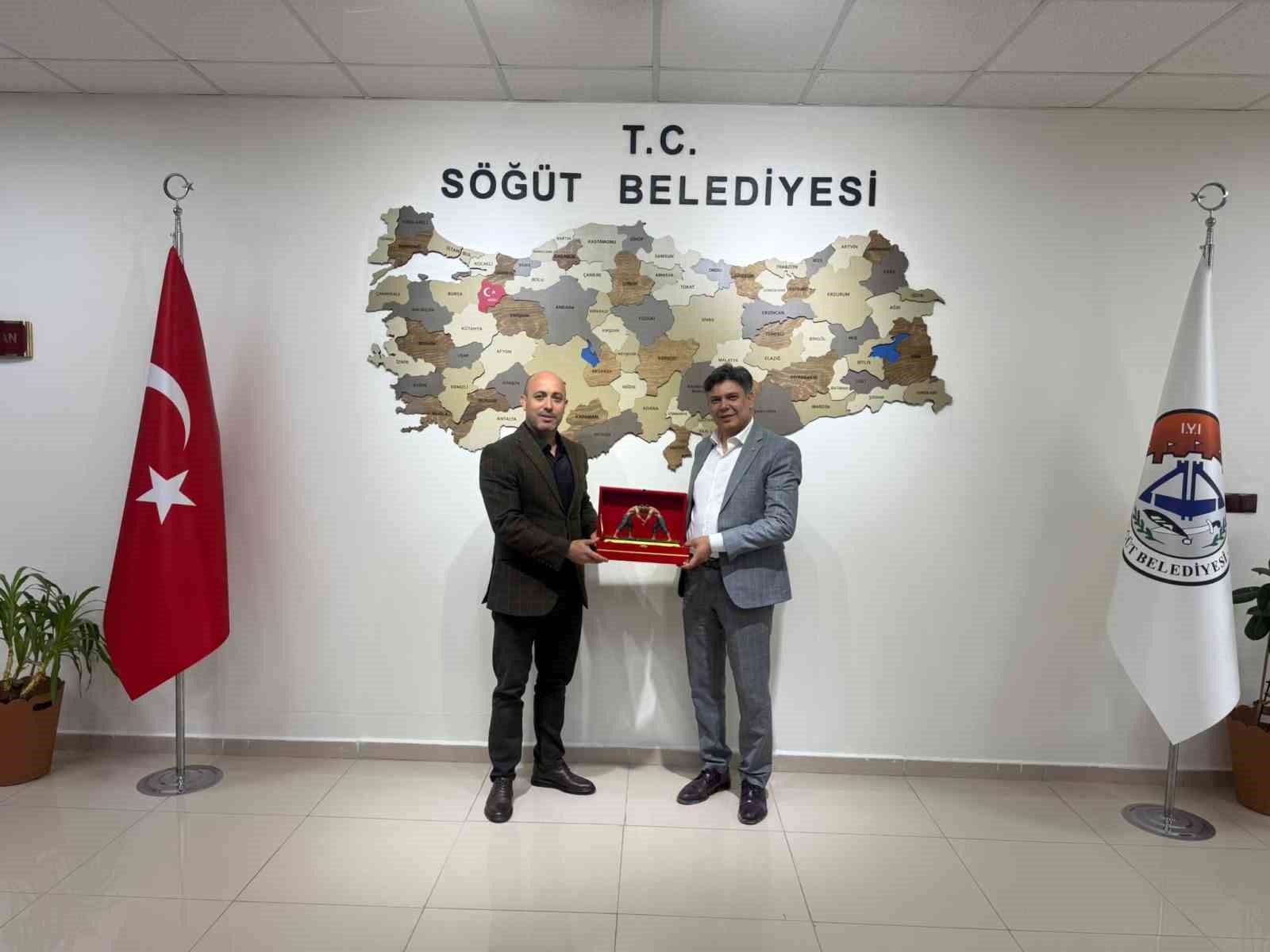 Başkan Durgut’a anlamlı hediye
