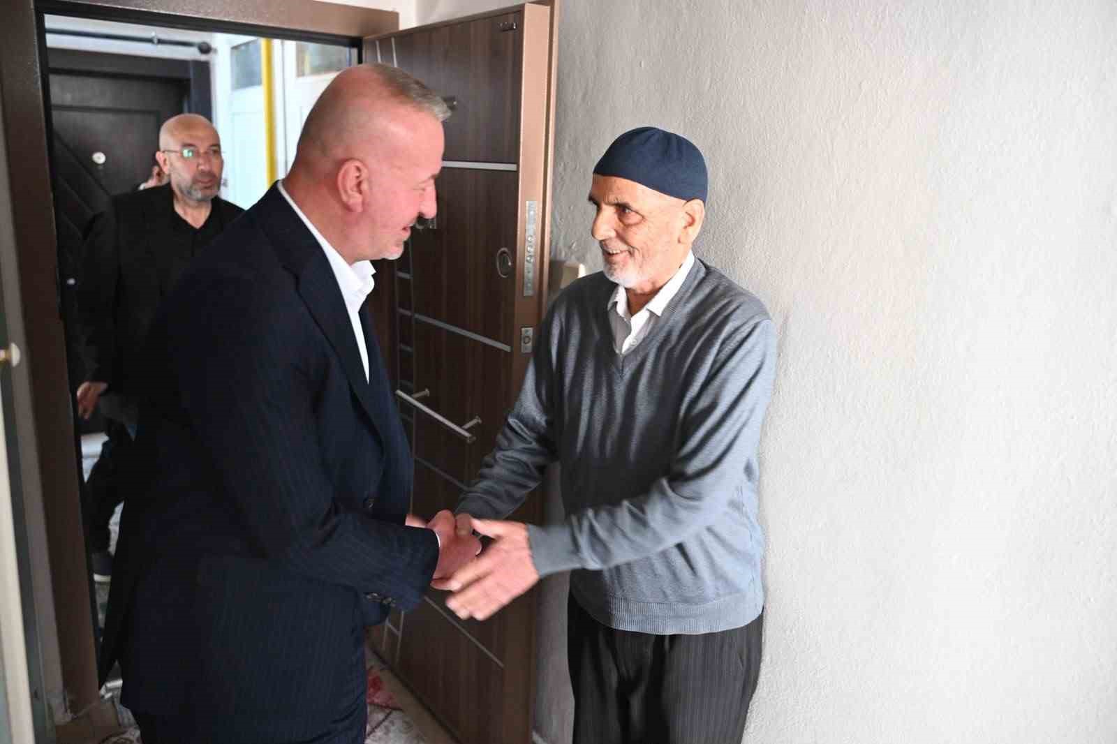 Başkan Karabatı’dan Dünya Yaşlılar Günü’nde anlamlı ziyaret
