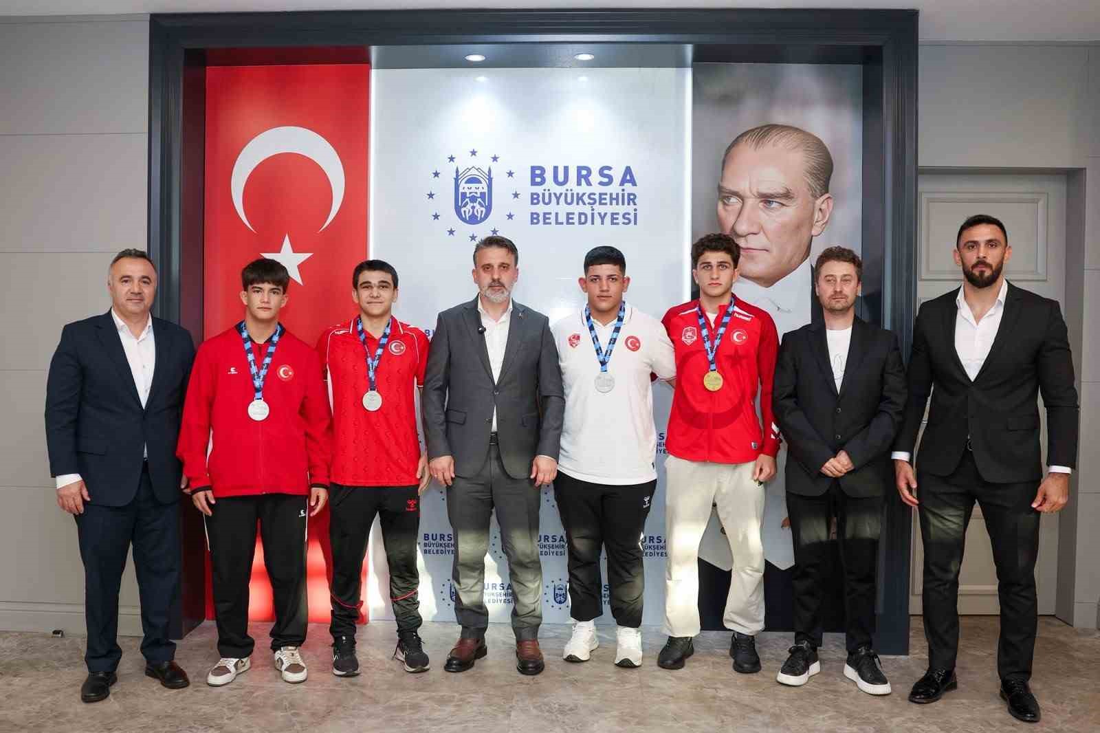 Başkan Vekili Biba, Bursa’nın gururu güreşçileri ağırladı
