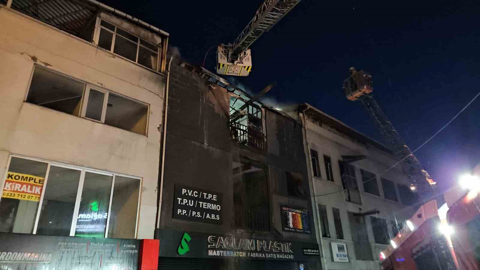 Bayrampaşa’da 5 katlı iş yerinin 3 katı alevlere teslim oldu
