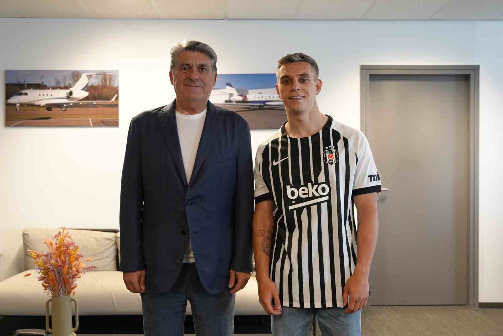 Beşiktaş: "Profesyonel futbolcu Leandro Trossard’ın kalıcı transferi konusunda oyuncu ve kulübü Arsenal ile görüşmelere başlanmıştır."

