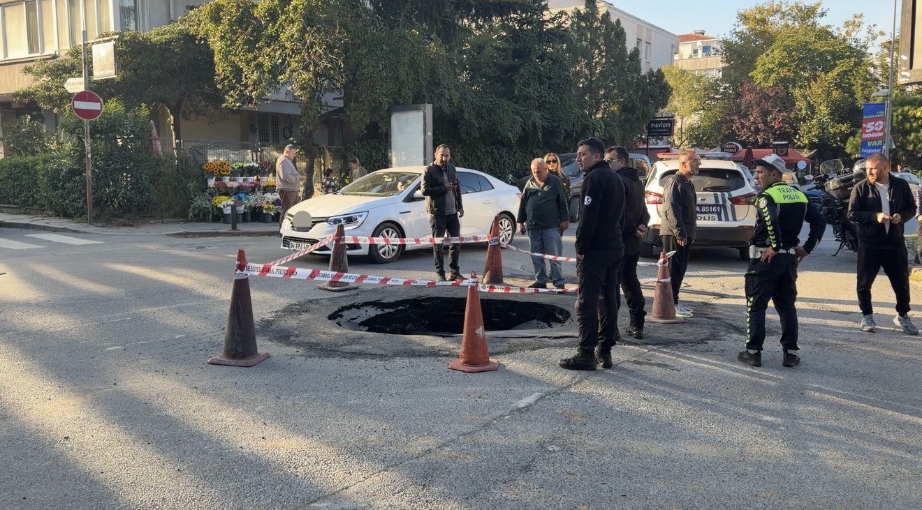 Beşiktaş’ta ana caddede yol çöktü, trafik aksadı
