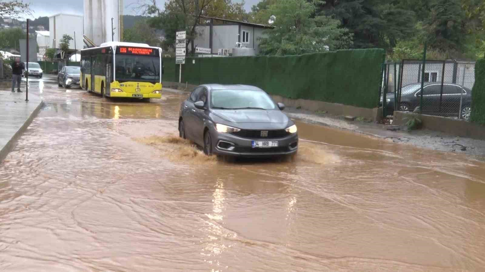Beykoz’da caddeleri çamurlu su bastı
