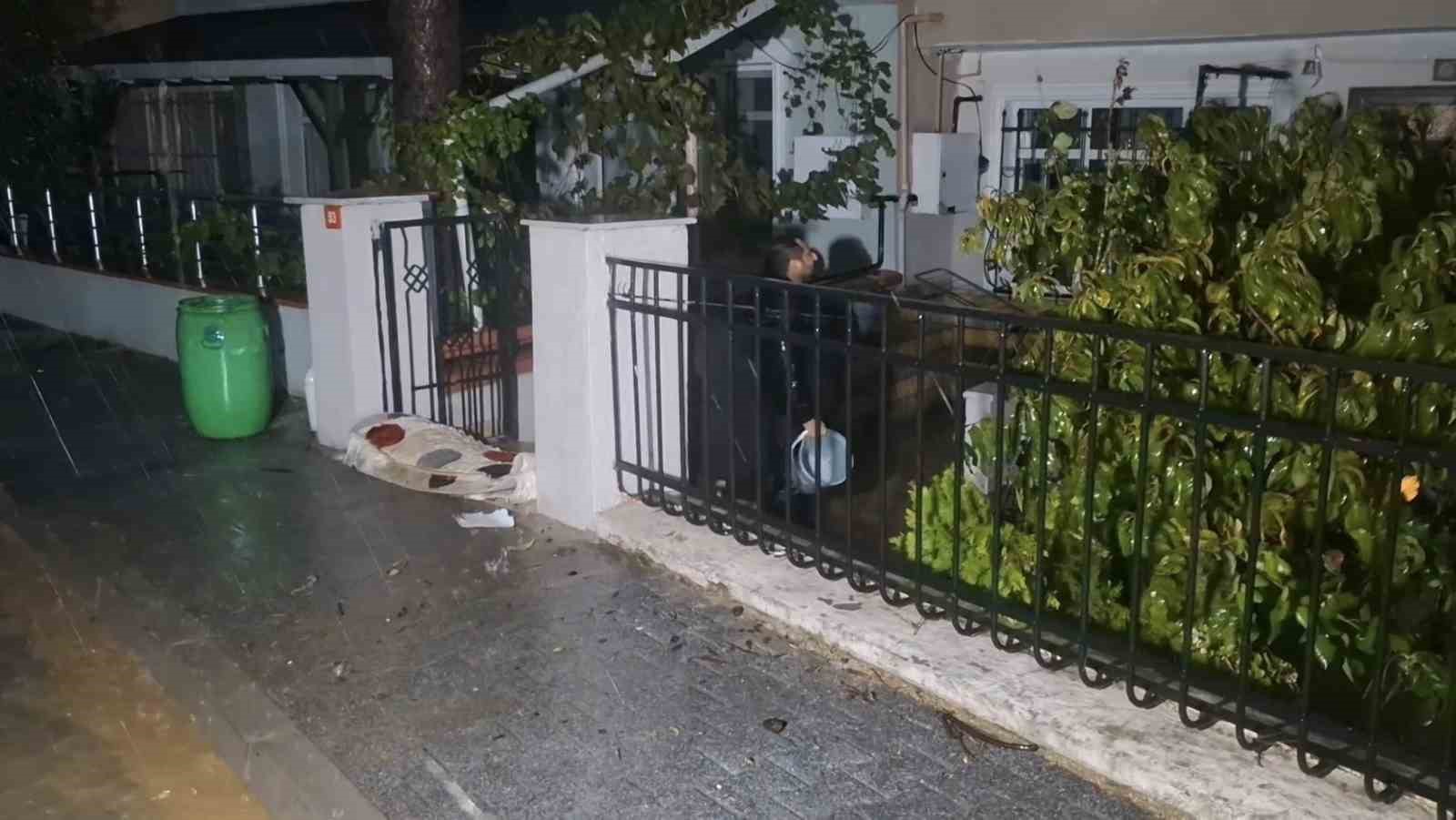 Beykoz’da evlerin giriş katını su bastı: Vatandaşlar kovalarla suyu tahliye etmeye çalıştı
