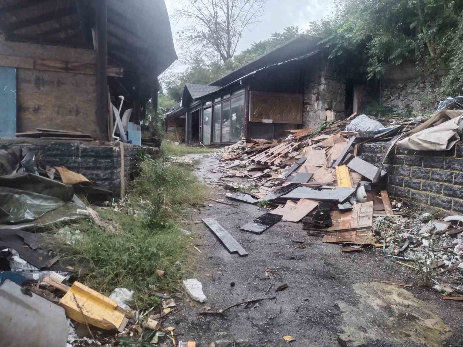 Beykoz’da riskli alan ilan edilen ve boşaltılan dükkanın sahibinden müteahhit firmaya tepki
