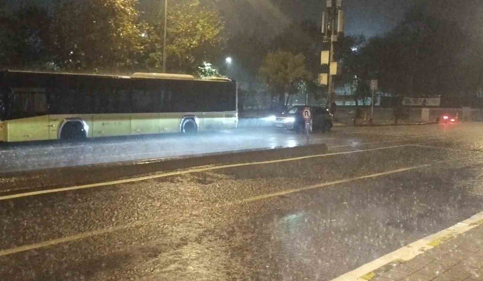 Beykoz’da sağanak yağış yolları göle çevirdi
