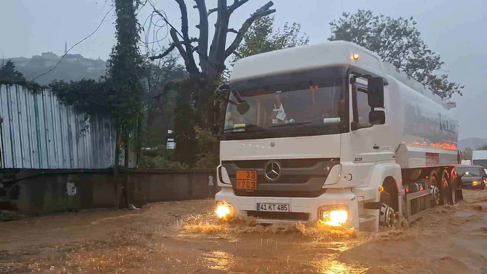 Beykoz’da şiddetli yağışta asfalt parçalandı: Çamurlu suya batan araçlar güçlükle ilerledi
