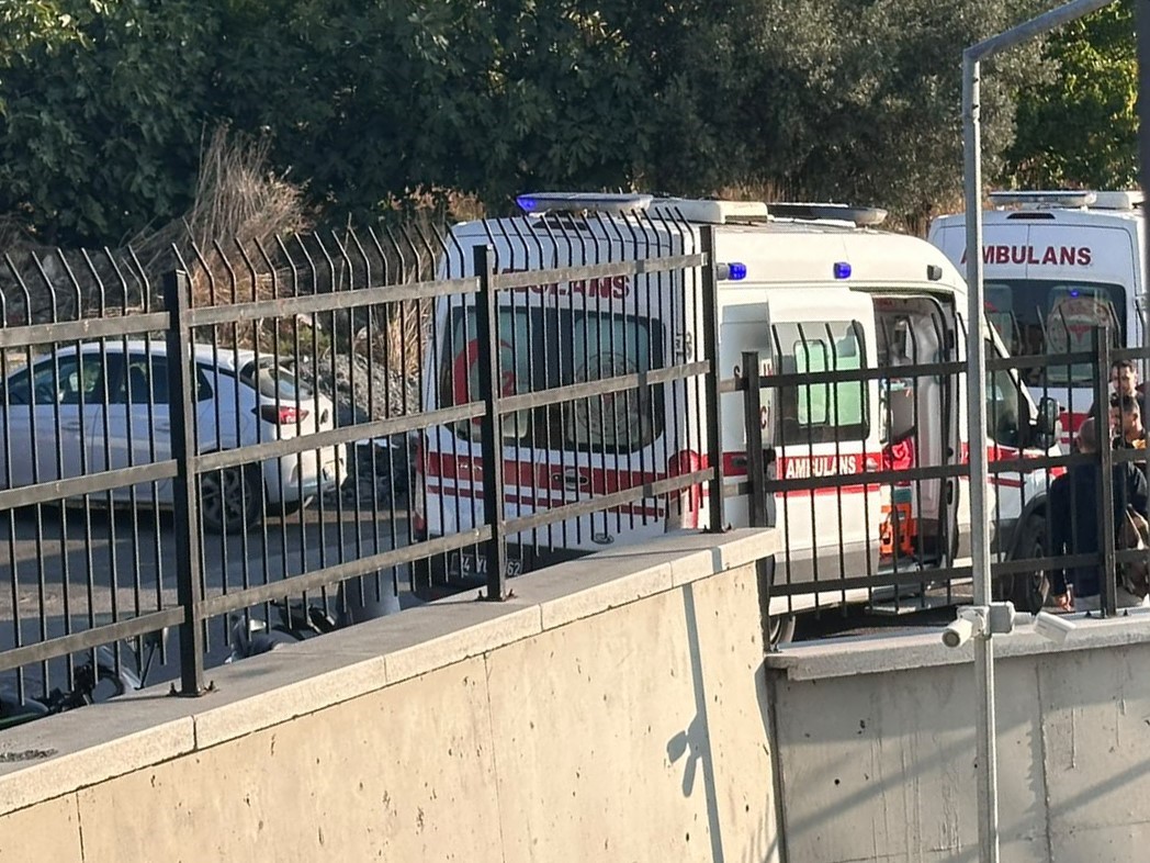 Beylikdüzü’nde lise önünde 2 öğrenciye çarpan araç kaçtı
