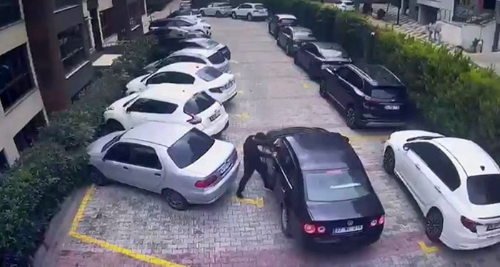 Beylikdüzü’nde sitede park yeri nedeniyle silahlı kavga çıktı,  o anlar kamerada
