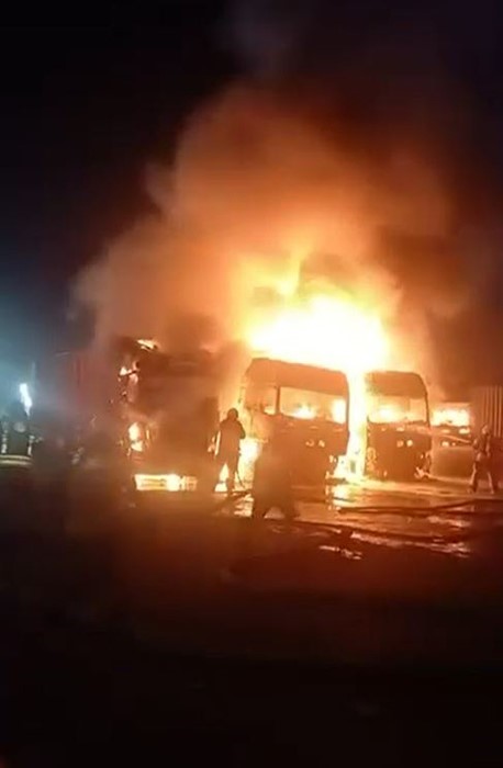 Beylikdüzü’nde tır garajı kundaklandı: 4 araç küle döndü

