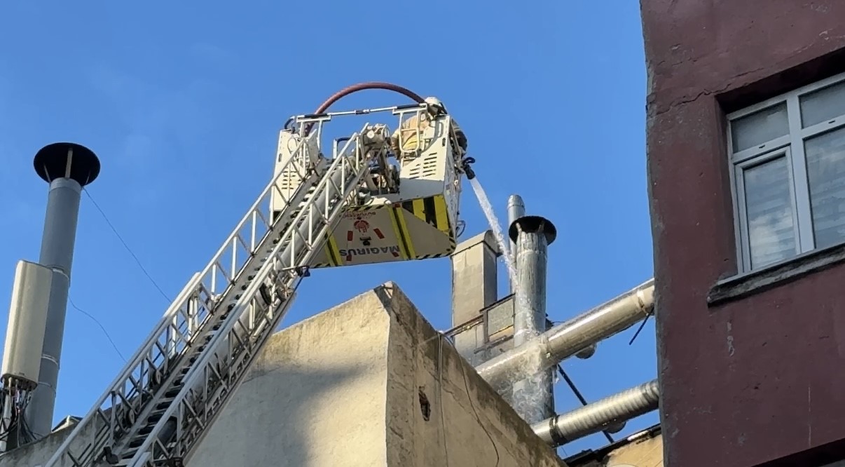 Beyoğlu’nda 6 katlı restoranda yangın

