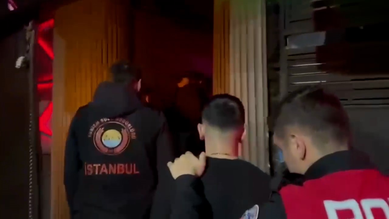 Beyoğlu’nda dilenci ve hanutçulara yönelik denetim: 610 kişinin GBT’si sorgulandı, 11 aranan şahıs yakalandı
