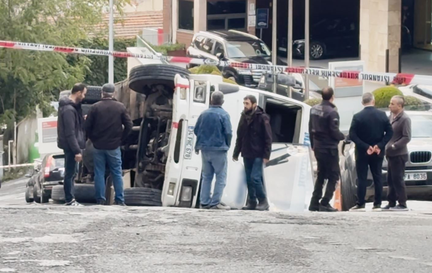 Beyoğlu’nda kontrolden çıkan kamyon yan yattı
