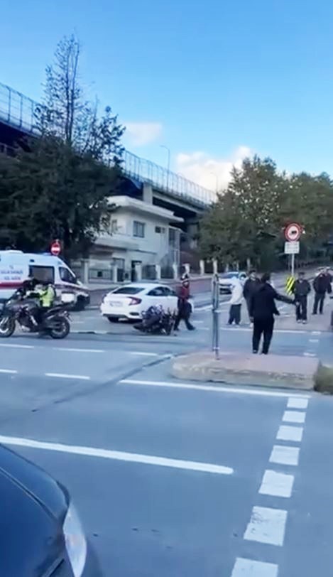 Beyoğlu’nda otomobil motosikletle çarpıştı: 1 yaralı
