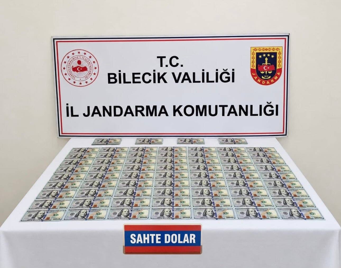 Bilecik’te otomobilde 202 adet sahte dolar ele geçirildi
