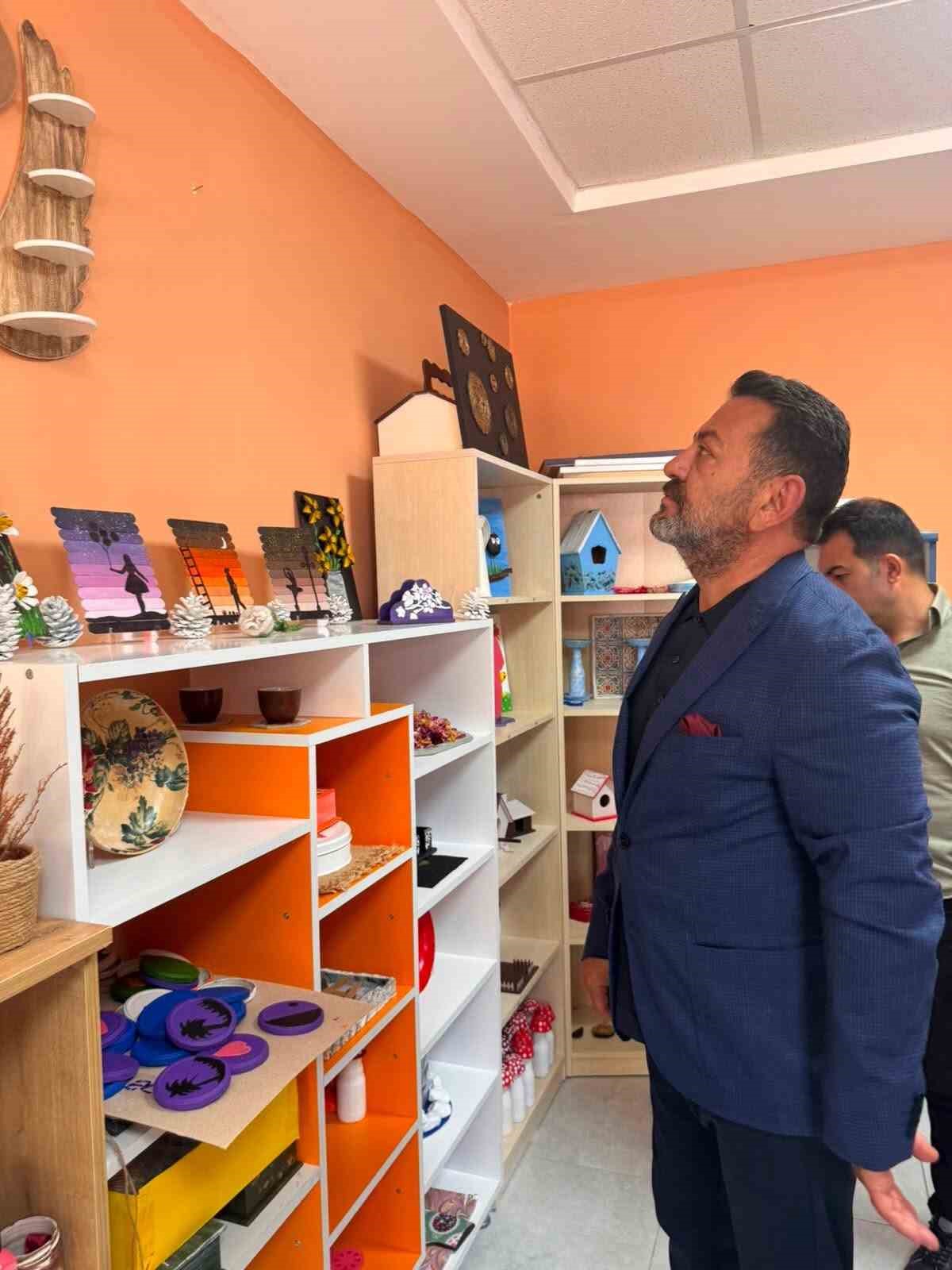 Bilecik’te özel ihtiyaçlı gençlerin el emeği eserleri beğeni topladı
