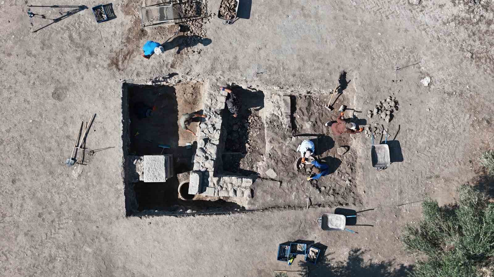 Bin 500 yıllık dibek ve bin 300 yıllık depo küpleri bulundu
