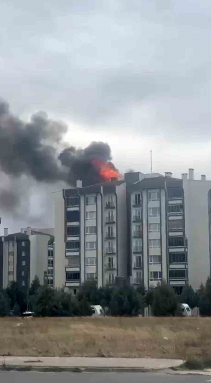 Binanın çatısı alev alev yandı
