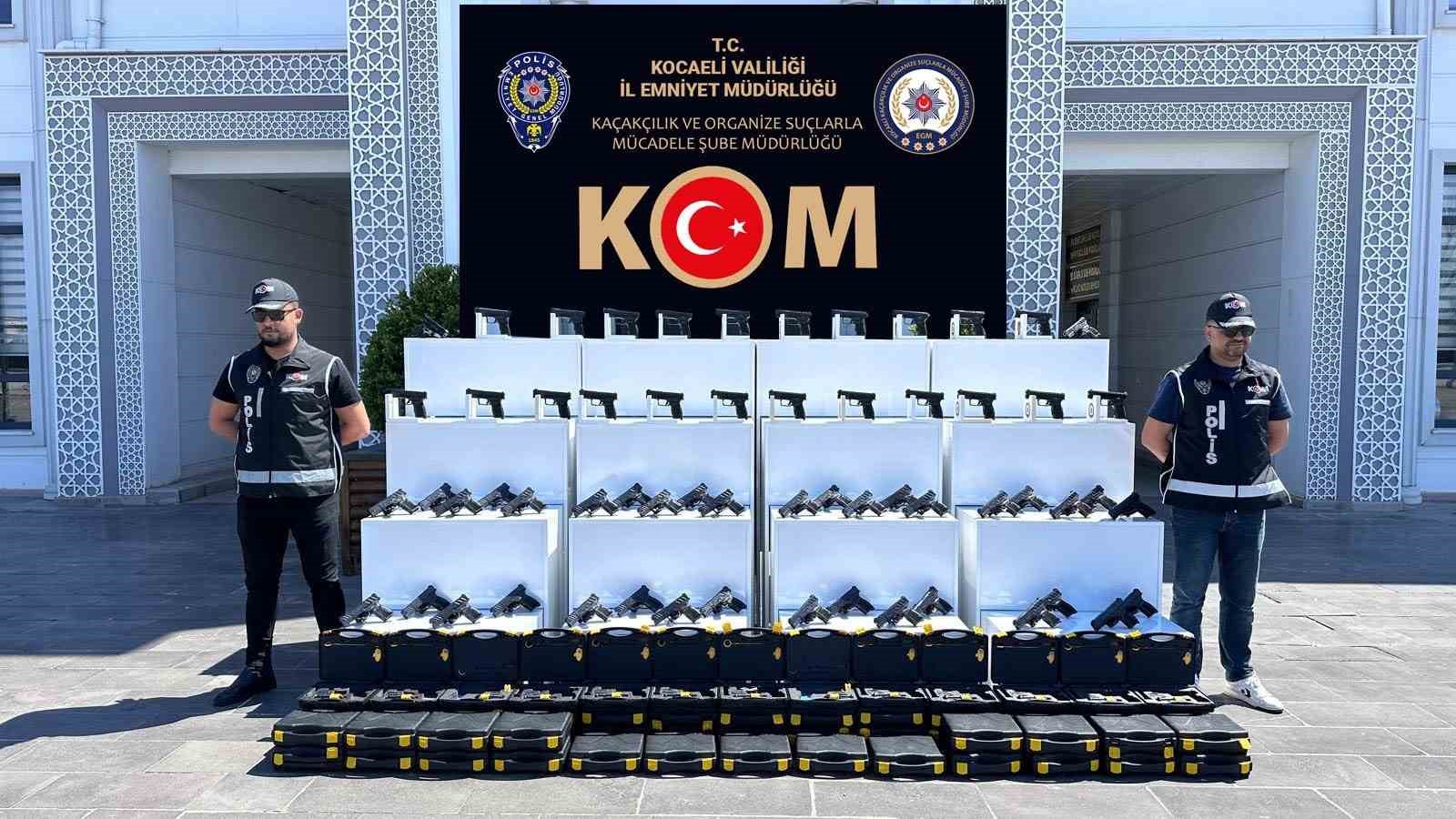 Bir minibüs dolusu silah ve malzemeleri ele geçirildi
