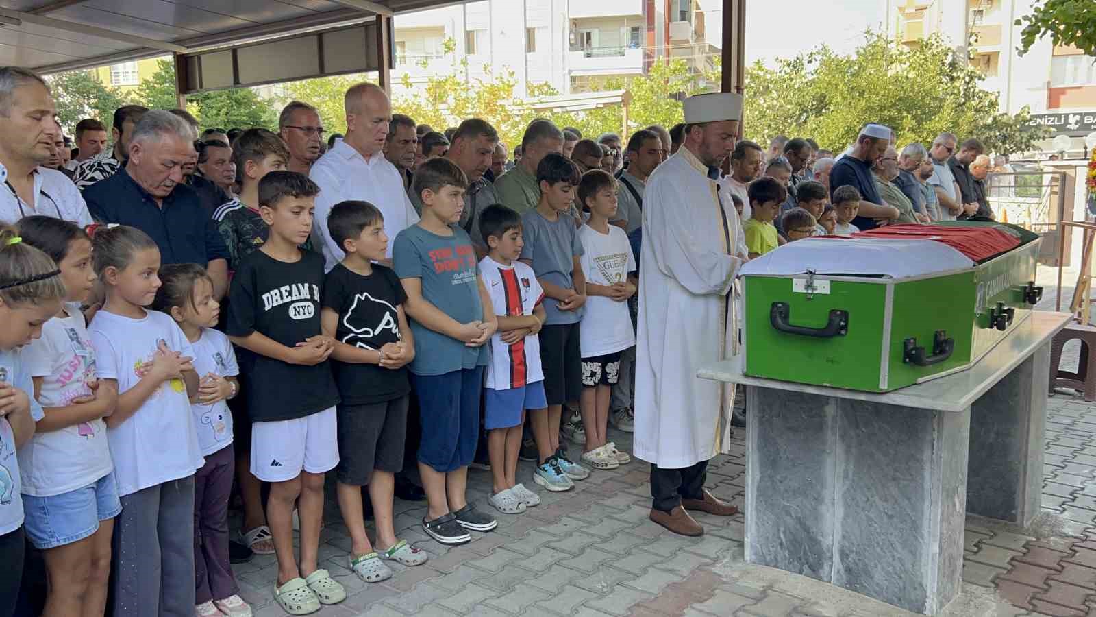 Böcek ilacından zehirlenerek öldüğü iddia edilen Yusuf Talha son yolculuğuna uğurlandı
