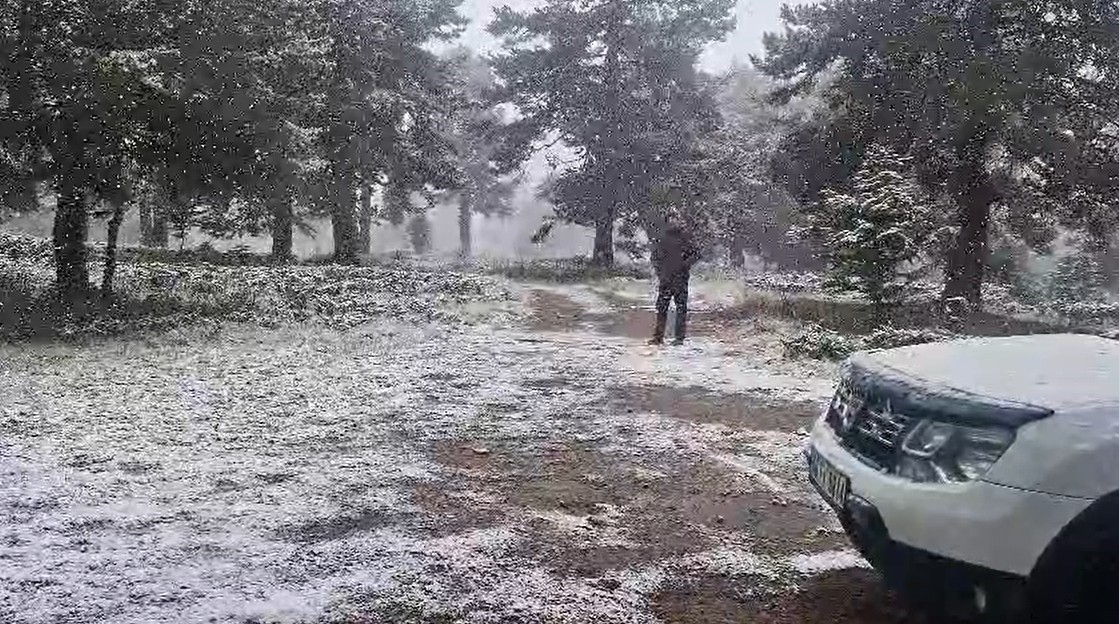 Bozüyük’e mevsimin ilk karı düştü
