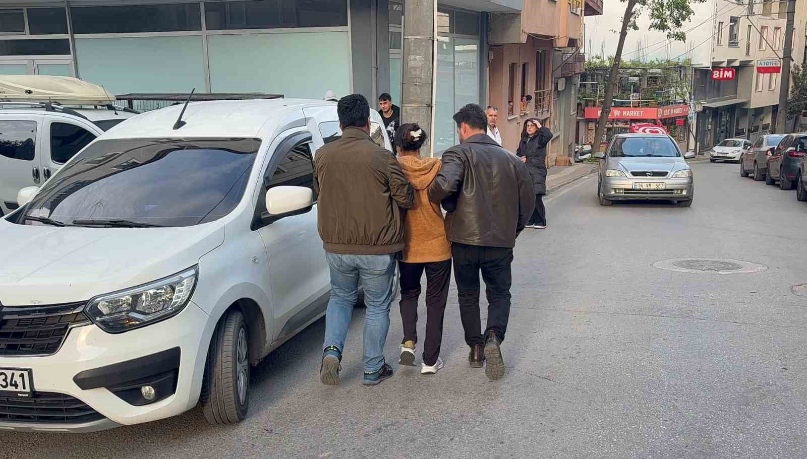 ’’Bu araç benim’’ diyerek  hırsızlık için girdiği araçtan inmeyen kadın tutuklandı

