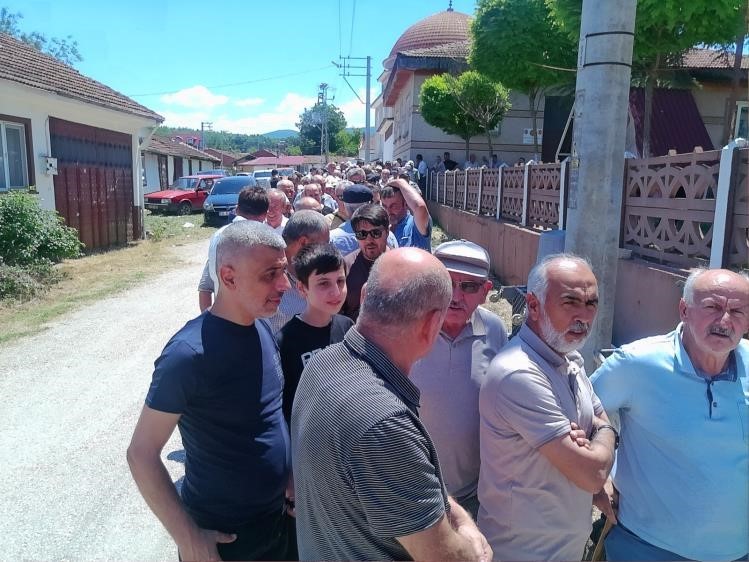 Bu kuyruğun nedeni imece usulü hazırlanan aşure
