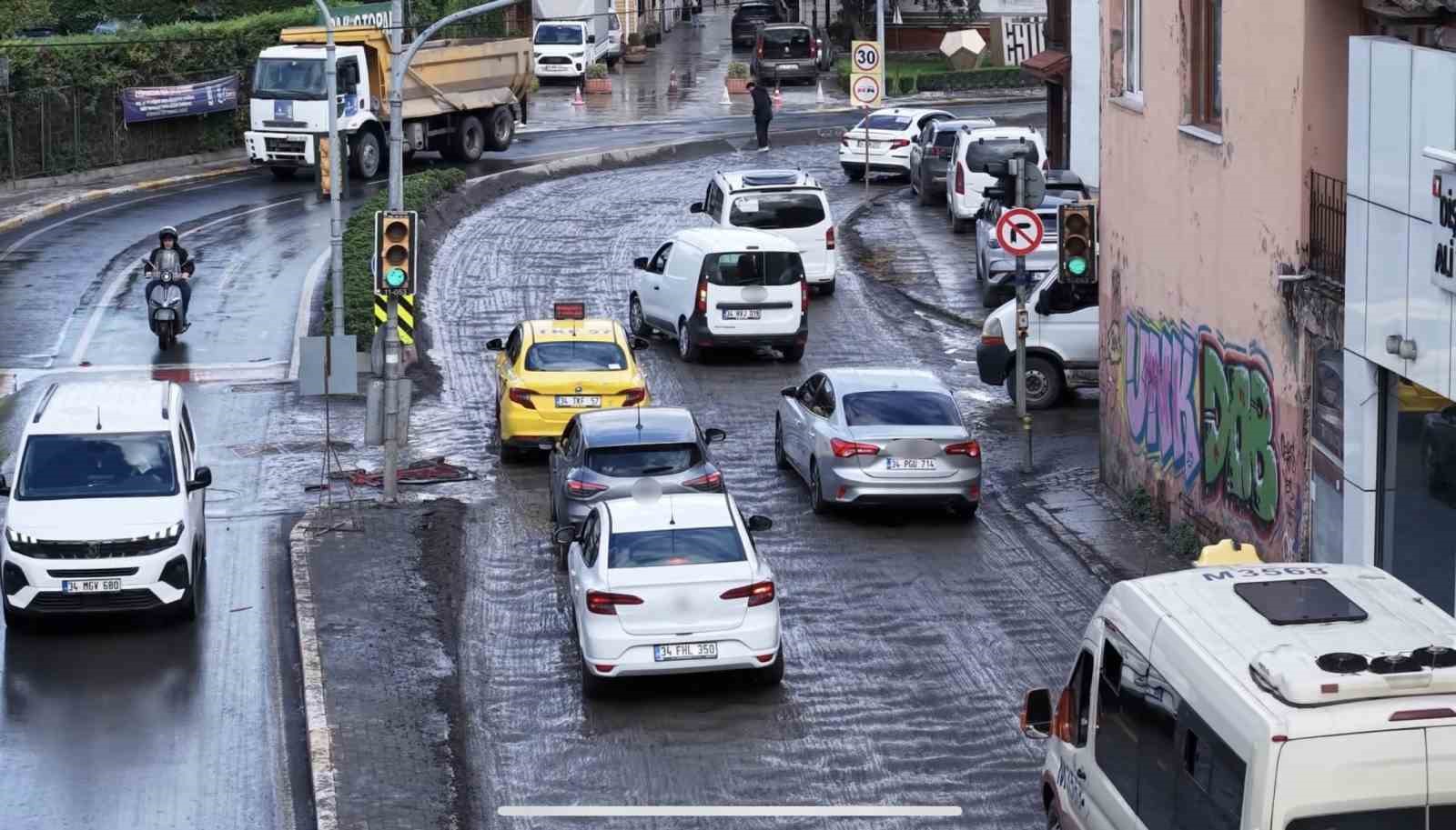 Burası Hindistan değil Eyüpsultan: Günlerce süren yol çalışmaları çileye döndü
