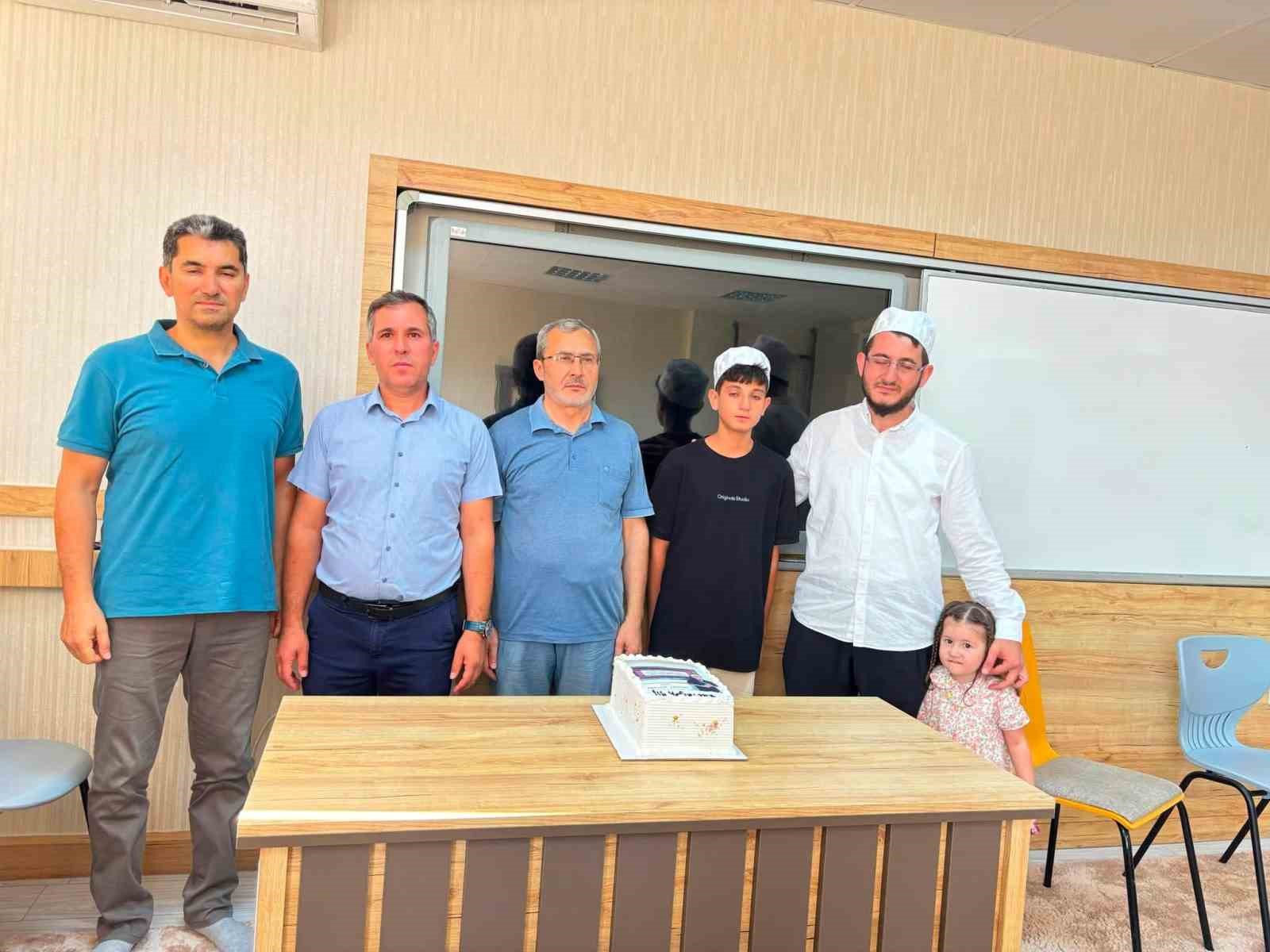 Burhaniye’de İmam Hatip Ortaokulu Kur’an Kursu ilk meyvesini verdi.
